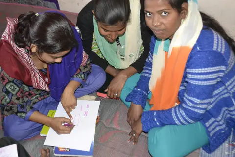 समुह में कार्य को पूरा करते हुए